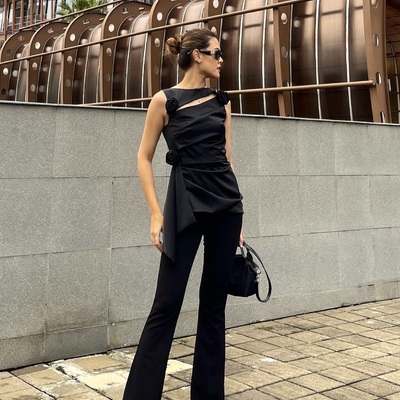 Feeling confident and unstoppable in black-on-black outfit👀🖤 We’re obsessed with @rebeccatamara ‘s looks here in our best-selling Arley Top, too stunning!✨

Available in stock only at www.loveandflair.com